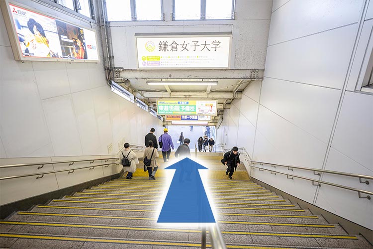 ③東口の階段をおります。