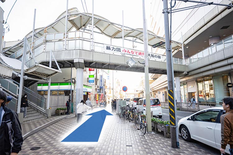 ⑤道なりにまっすぐ進みます。