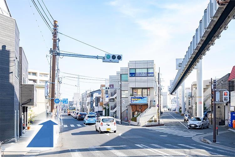 ⑦道なりにまっすぐ進みます。