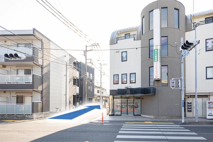 ⑩横断歩道をわたります。