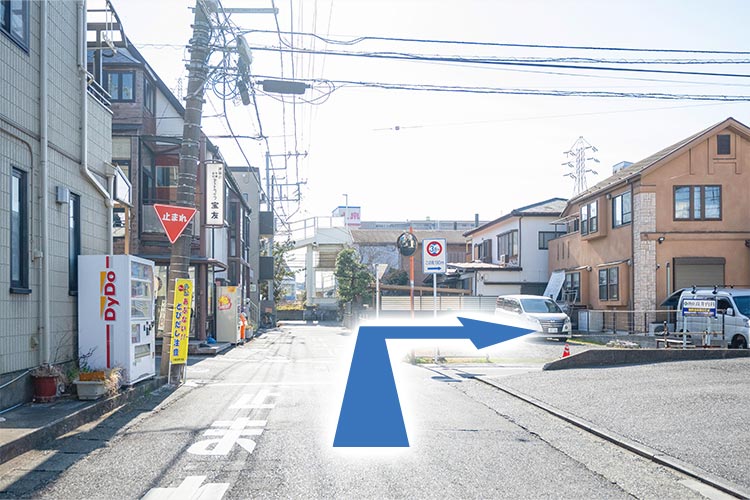 ⑫十字路を右に曲がります。
